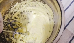 夾餡的黃油軟化后，加入少許的糖粉和適量的乳酪打發均勻；
