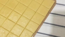 將麵糰用擀麵杖擀成麵餅后，切成均勻的方形，放入冰箱冷凍40分鐘；