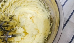 在容器中倒入充分軟化黃油和糖粉,打發成奶油狀，分3次加入打好的蛋液，直到完全融合
