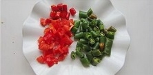 青椒和紅辣椒洗凈去籽，切成小丁放入盤中；
