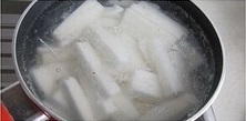 山藥洗凈，去皮切成條狀，鍋中加入適量開水，略煮1分鐘后，撈出，放入涼水中冰一下；
