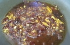 炒鍋加熱，倒入油適量油燒熱，放入乾花椒、蔥姜蒜沫並要炒香味來，再加入豆瓣醬炒出紅油；
