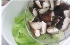 把青筍、絲瓜、香菇入熱水鍋，略煮1分鐘后，撈出瀝干水分 ，放入碗中；
