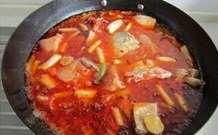 加入適量水燒開，用小火熬至5分鐘，放入提前腌至好的魚塊；
