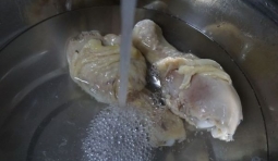  煮好的雞腿，用涼水冰一下，再去掉雞皮；

