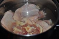  將雞腿用清水沖洗乾淨，放入熱水鍋中，略煮去除血水；