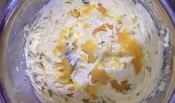 加入提前打散的蛋液攪拌均勻，再倒入適量的淡奶油繼續攪拌；