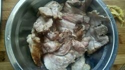 炸至好五花肉切成的片，放入剛油鍋中煎至兩面，把煎好的肉皮朝下放入大點的碗里；
