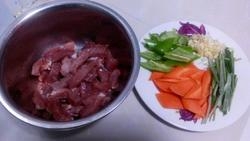 將瘦肉切成條狀，胡蘿蔔和尖椒洗凈，切成菱形塊，大蒜去皮，切成沫，香蔥洗凈切絲；
