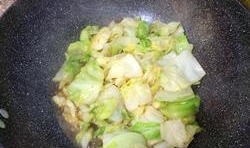 等到鍋中的菜，稍微變顏色后，調入適量鹽和白醋，翻炒即可。
