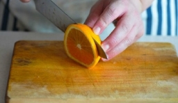 半個香橙切成薄片，其餘的香橙擠成橙汁；