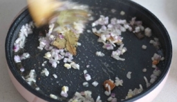 洋蔥切末，放入鍋中炒香味再放入八角、桂皮香葉翻炒；