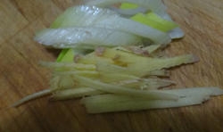 洋蔥去皮切成大塊，胡蘿蔔洗凈切片，青椒洗凈掰大塊，蔥切段，姜切絲；