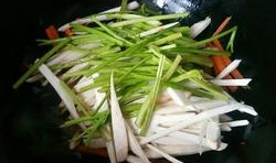 把芹菜、杏鮑菇放進去翻炒均勻，至胡蘿蔔、杏鮑菇變軟；