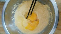 打入雞蛋，用筷子攪拌均勻；