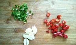 紅辣椒和香蔥洗凈切段， 大蒜去皮切片，腐竹切成段；
