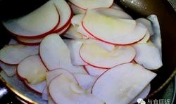 蘋果洗乾淨切成兩半，去掉兩頭切成薄片，泡入鹽水裡；