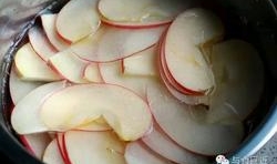 平底鍋里加點蜂蜜、糖、蘋果薄片用小火煮至蘋果變軟，撈出蘋果把糖漿煮制濃稠再放涼；