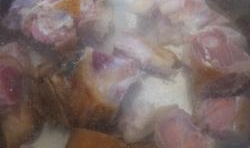 豬蹄和帶骨的肉在放鍋里燉一次性把水加足，開鍋后，用中小火就行，燉半個小時；
