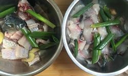魚片和魚骨都加入少許的鹽、白酒、薑片、蔥段，用手抓均勻，腌至30分鐘；
    