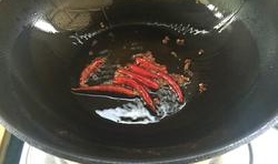 魚倒入盆中，放入蔥段和剩下的小米椒，另起油並燒熱后，關火晾一會兒，加入辣椒段和花椒粒炸香；
   