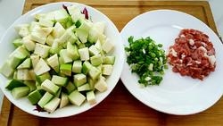 茄子和豬肉分別洗凈后切成小丁，小蔥洗凈切成蔥花；