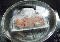 鍋中加入適量水燒開，放入盤中鋪好帶魚塊，大火蒸約5分鐘；