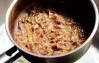 最後加入適量的醬油，上色后，中小火煮上20分鐘， 讓牛肉入味，洋蔥變軟后，湯汁收的下差不多時，就可以食用了。
