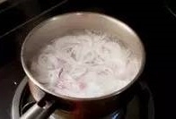 鍋中加入適量水的燒開，放入洋蔥煮一下；