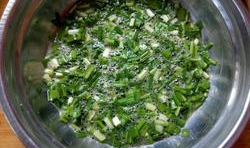 切段韭菜放入容器中，打入雞蛋，放入的適量鹽調味，攪拌均勻；