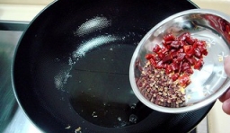  將蒜沫倒入調好的料汁中，油鍋燒熱，加入椒和干辣椒並炒香； 
 