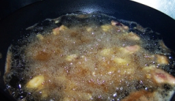 炒鍋上加入適量的油燒熱，倒入攪拌上糊的排骨炸到；