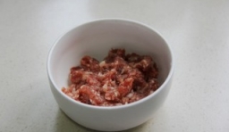 豬肉剁成沫,加入適量的鹽、料酒和醬油腌上15分鐘；
 