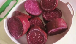紫薯用清水沖洗乾淨，切成塊；
