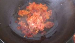 生薑洗凈，去皮剁成沫，油鍋燒熱，加入豆瓣醬炒出紅油來，倒入剁好的肉沫炒熟；
 