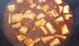  接下來，倒入適量的開水沸煮一下，放入切好的豆腐塊合下鍋蓋，用小火燉至10分鐘；
 