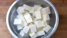 將嫩豆腐用清水沖一下，切小塊，放入熱水中，加鹽提前浸泡1小時；
 