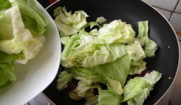 加入圓白菜片，先放靠近根部的厚片稍炒，再放嫩葉片；