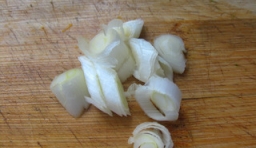 青椒洗凈后，去除籽，切成細絲,蔥白洗凈，切成小段；
  