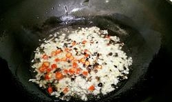  炒鍋燒熱，加入適量的油，待油熱后，加入切好的姜粒、蒜粒、小米椒、花椒和碎豆豉，炒出香味；
 