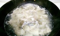 鍋中的水燒開，放入魚骨塊和魚片，煮上2分鐘左右；

