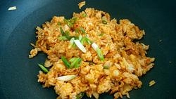 接下來倒入熟米飯一起炒勻，快要出鍋時，加入切好的蔥花即可。
 