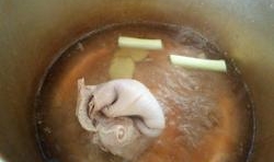 煮過水的豬肚蔥段、辣椒段、薑片、蒜片、八角、白芷和桂皮放入高壓鍋中，鍋中加入熱水，蓋上鍋蓋，煮上25分鐘；
 