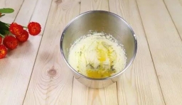 加入少量的蛋液並且分次加入黃油中， 攪拌至完全融合后，再加第二次，攪拌好呈乳膏狀；
