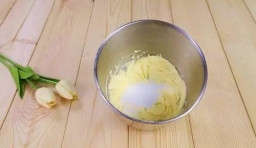 黃油切成小塊，室溫中軟化，用打蛋器低速打散；
