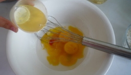 將雞蛋的蛋黃和蛋清分開，蛋白放入無油水的碗中，蛋黃中加入少許的玉米油；

 