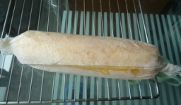 用油紙把卷好的蛋糕卷包起來，兩端擰成糖果狀，放入冰箱冷藏后，切成段即可。
