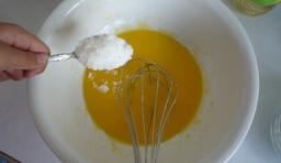 加入適量的白糖，把蛋黃和細砂糖混合，用玉米油打發到體積稍稍膨大，狀態濃稠，顏色稍稍變淺；
