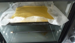 把烤盤放入預熱好180度的烤箱，烤15到20分鐘，直到表面泛金黃色；