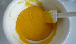 在蛋糊中篩入低筋麵粉，並且攪拌均勻，用橡皮刮刀翻拌均勻，成為蛋黃麵糊；
